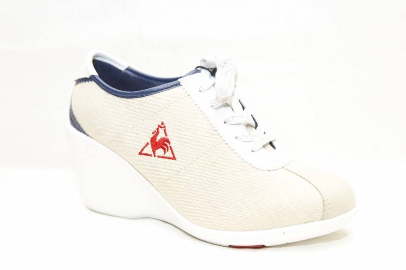 le cos sportif 白色船踭鞋   原價 $690   特價 $483 (Descente Shop)  想增高又唔想辛苦對腳著高踭鞋，呢款fit哂！ 