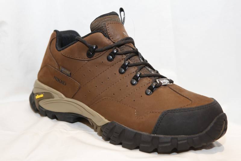 Nikko 爬山鞋 原價 $1499 特價 ＄1099 (Nikko)  天氣涼涼地就最適合行山，一對專業爬山鞋不但減輕勞累感，更減低受傷嘅機會。 