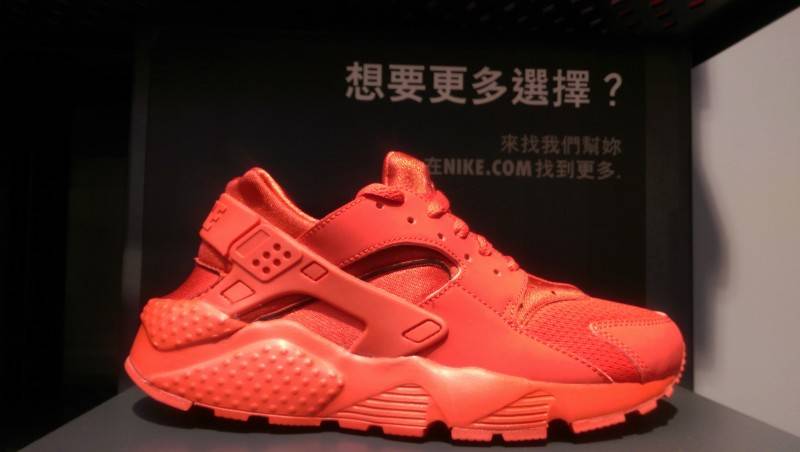 Nike Air Huarache Run   原價$669      特價$469 (Nike)  備受時尚界力捧嘅Huarache系列，配搭唔同潮流顏色，新年梗係揀對紅色啦！ 