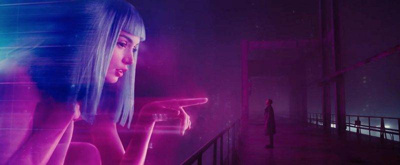  《銀翼殺手2049》戲中飾演人工智慧立體投影「Joi」