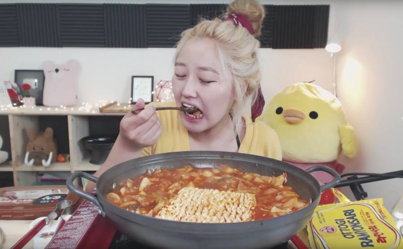 大胃王 珍寶份量韓式部隊鍋，看看KEEMI就算多辣也吃得津津有味。