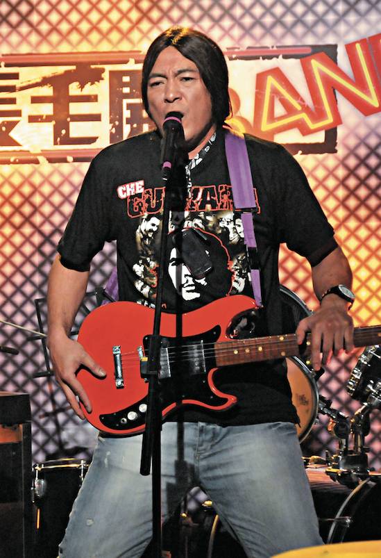香港藝人 他亦曾擔任茄哩啡以及表現雜技。