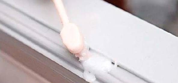 防潮 把牙粉或蘇打粉用牙刷沾水清潔隙縫位置