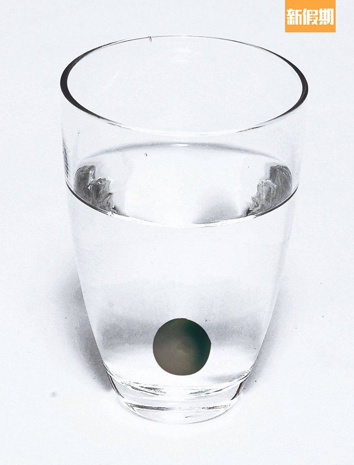 蘇民峰 可以正西、中宮、西北這3個方向放1杯水，在水杯裡加一粒黑石。