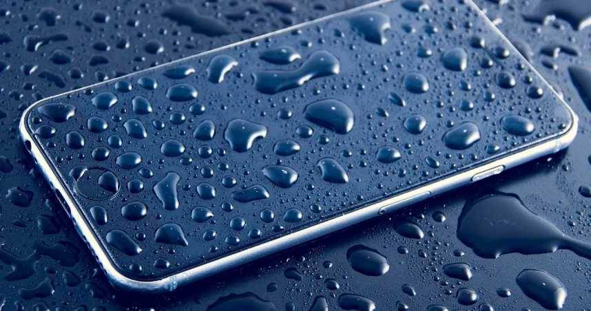 消毒 擦拭手機時不可直接將水噴在手機上