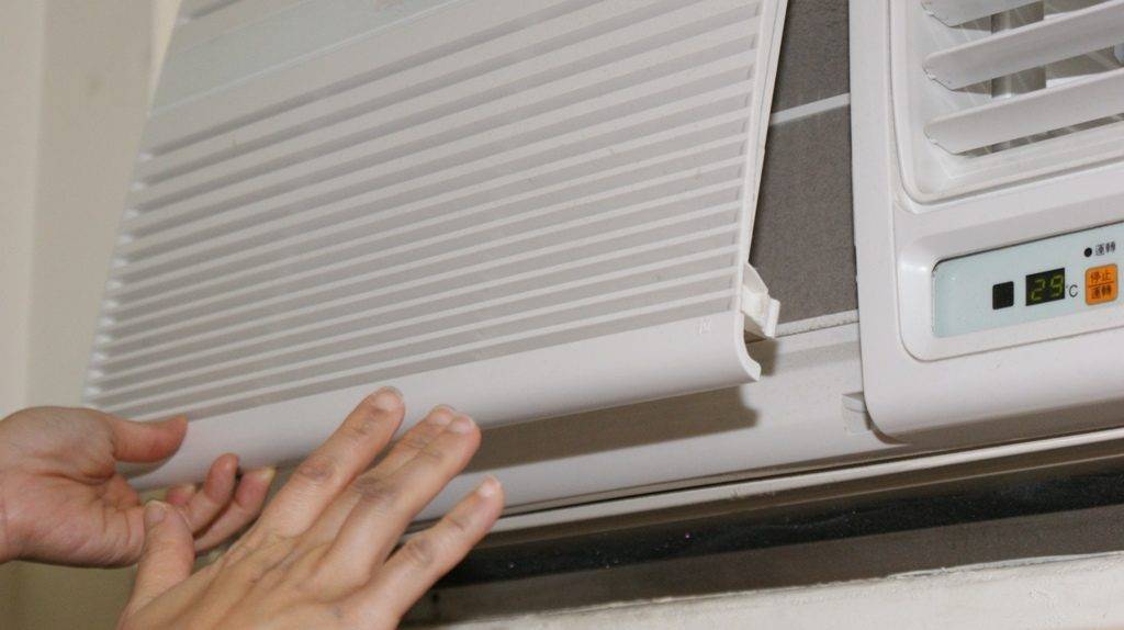 冷氣機 用家可先打開冷氣上蓋，取出濾網可視髒污情況，家中有吸塵器時可以先使用吸塵器減少灰塵、塵蹣等落入房間的情形。