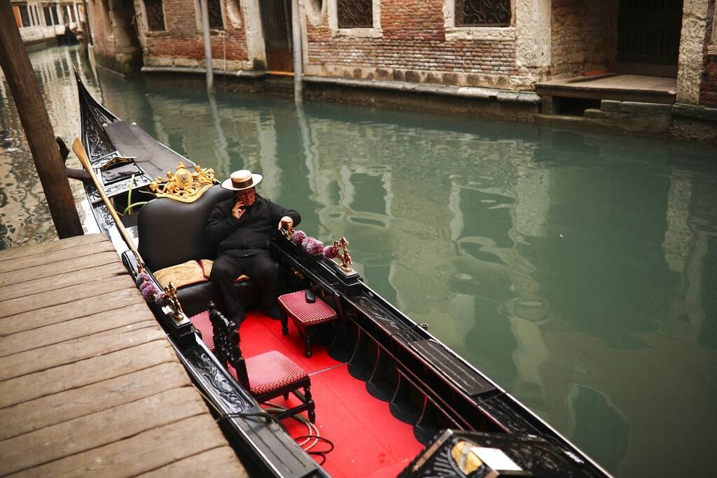意大利 武漢肺炎爆發，往日的旅遊景點變得人煙稀少，圖為威尼斯的貢多拉船夫。 