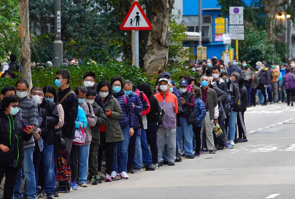 教協 香港因武漢肺糕肆虐而出現口罩供不應求，不少人大排長龍為求撲到口罩