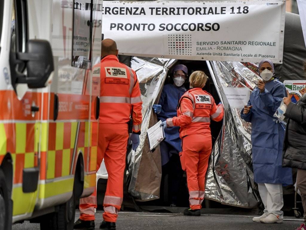 意大利 意大利當地目前疫情嚴重，醫院外可見有臨時搭建的帳篷作醫療之用。 