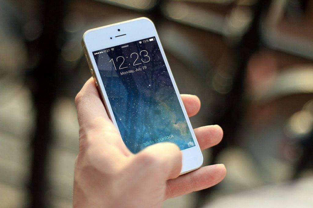 Apple 清潔iPhone第一件事，首先確保將其從任何電源上拔下或從無線充電系統中拔出。然後，在清潔設備之前，請將其完全關閉。