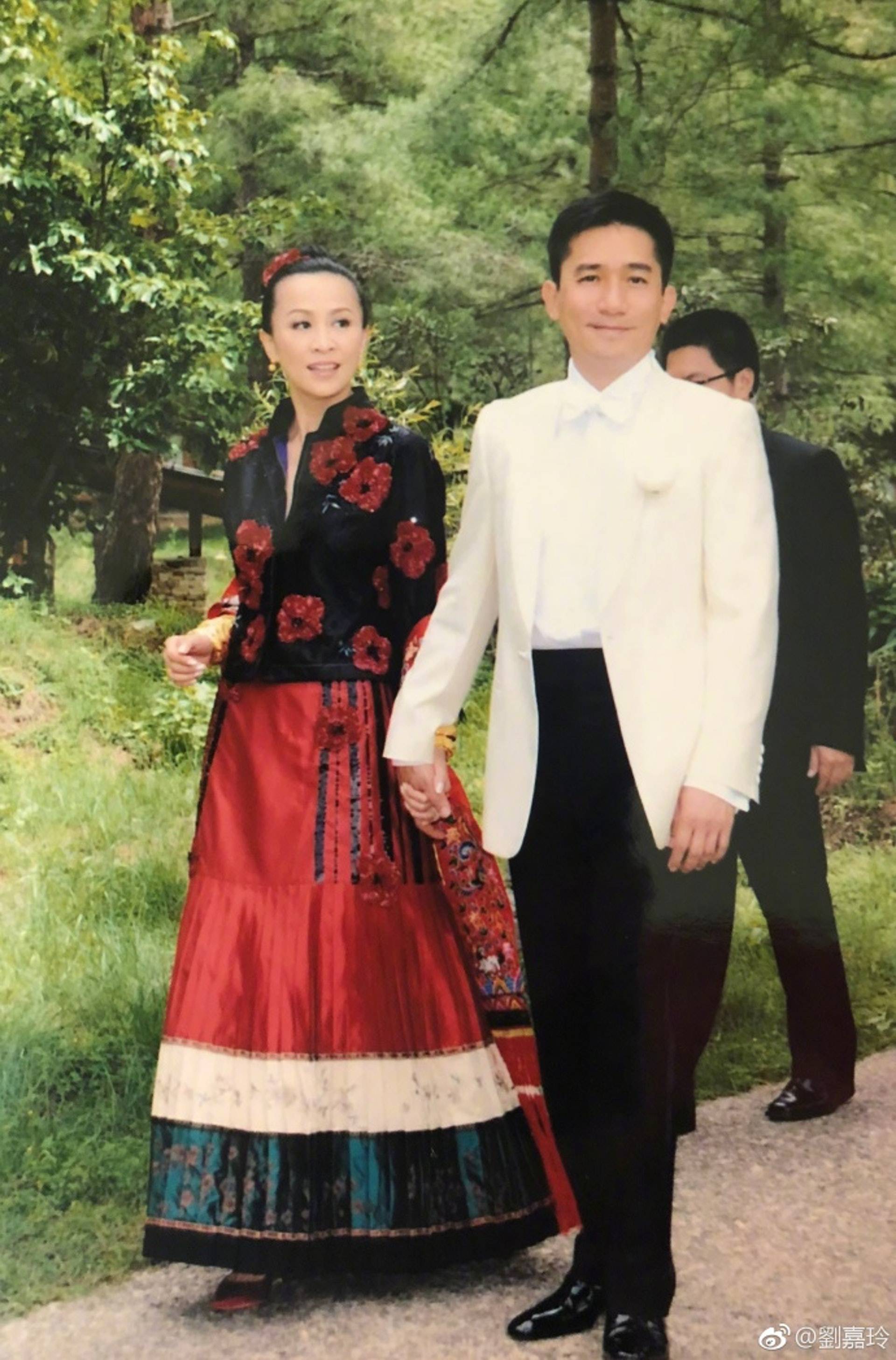 夫妻 梁朝偉與劉嘉玲攜手超過30年，在2008年在不丹結婚。