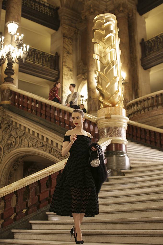 NETFLIX推薦 一出道就因仙氣爆棚而被形容為「現代版奧黛麗赫本」的莉莉柯林斯，這次主演影集《艾蜜莉在巴黎》終於圓夢當上時尚icon指標人物
