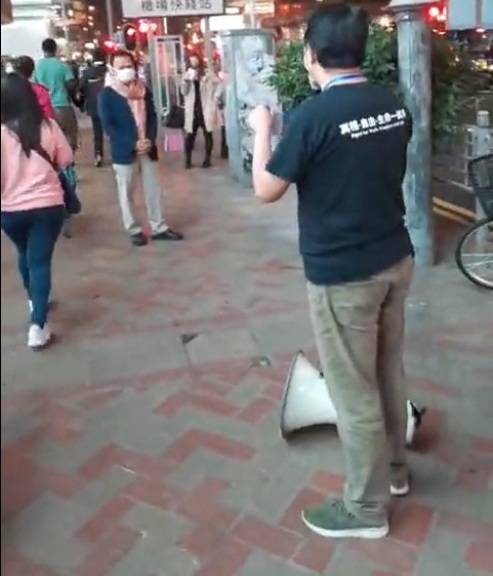 旺角南區議員朱江瑋接獲有街坊投訴，指有大媽團在惠豐中心對開演唱，朱江瑋得悉後即落到現場。