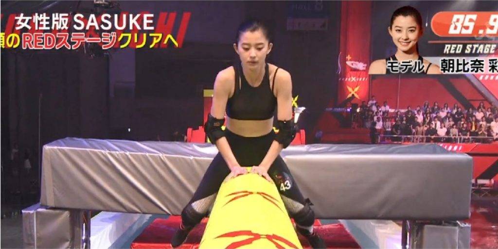 朝比奈彩曾兩次挑戰日本TBS電視台的運動娛樂節目《極限體能王Sasuke》，成為少數可突破首個擂台的女性參賽者