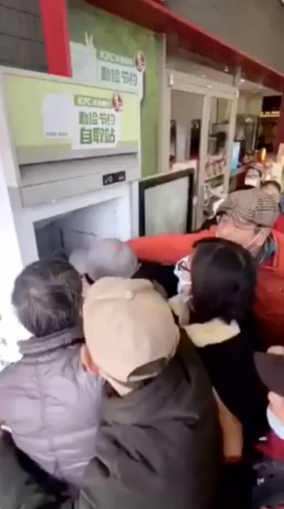 【有片】上海KFC搞「食物銀行」！大媽10秒搶光！職員：差啲連雪櫃都搬走埋