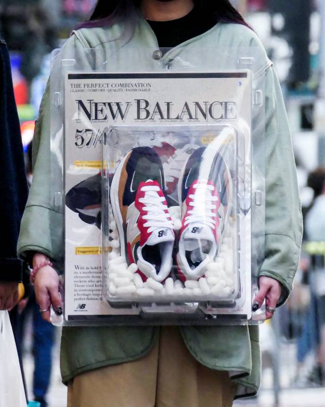 New Balance 鞋盒內部更由植物澱粉材質製成門嘅生物水溶性泡綿襯托鞋身