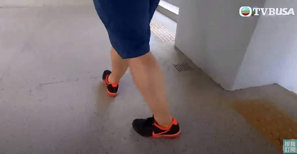 當時林雪穿上的運動外套亦有adidas的Logo，而受訪者與主播行樓梯時的畫面，所穿的鞋亦是NIKE