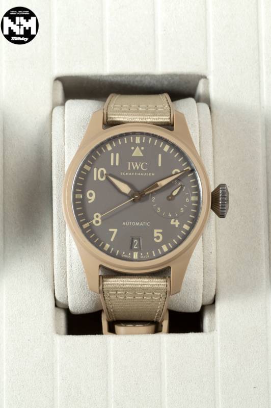 TOP GUN海軍空戰部隊腕錶「莫哈韋沙漠」 特別版（型號IW506003），46mm錶殼內搭載IWC萬國錶52110型自製機芯，配備比勒頓上鏈系統、雙發條盒，提供七天動力儲備，腕錶每年僅限量生產 250枚。