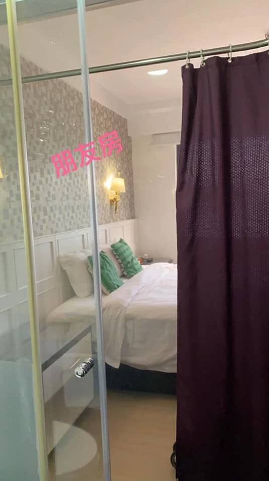 Staycation 朋友入住相同房型，浴室外設有窗簾。