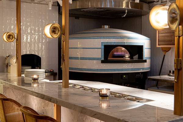 意大利Pizza Amalfitana用上意大利特別訂製嘅Ceky專業煤氣薄餅焗爐，傳熱能力很好而平均