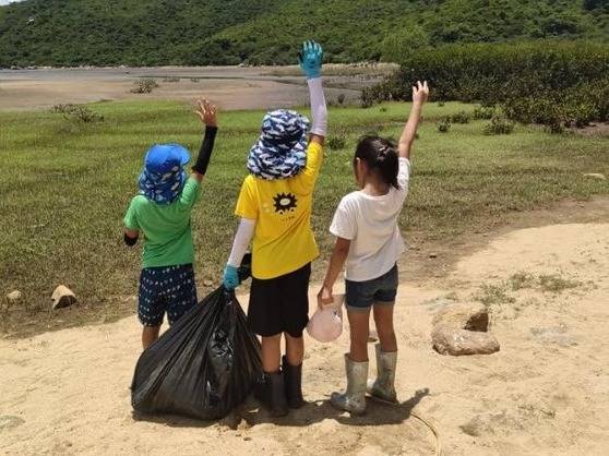 4幼童頂著高溫大嶼山清垃圾 清理足足50袋垃圾