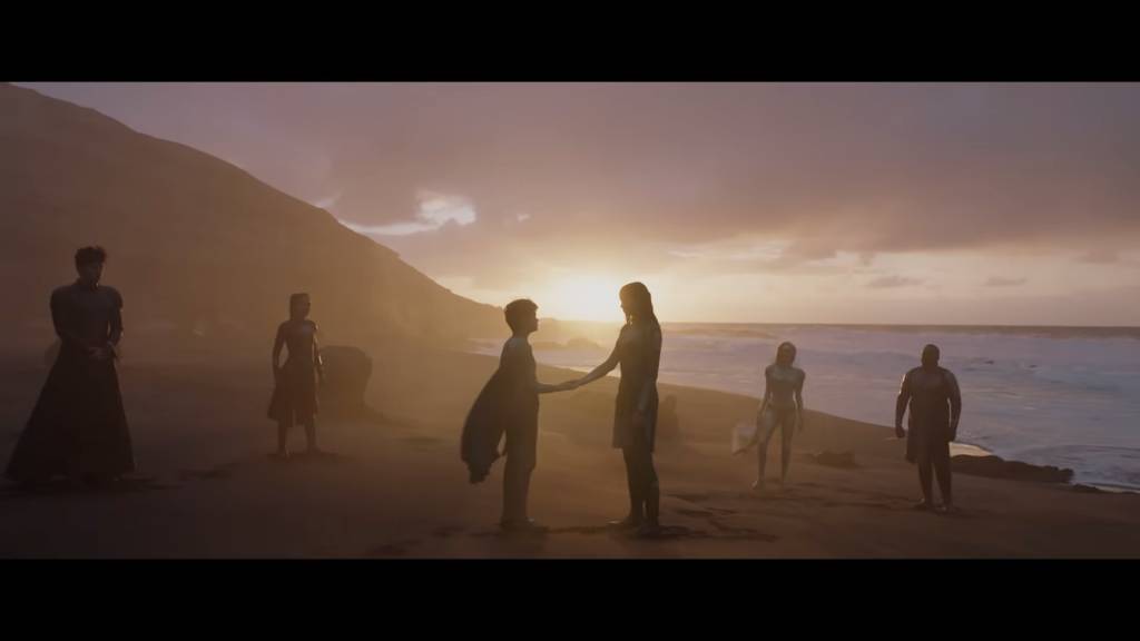 Kevin Feige更表示電影《永恆族》將會實地取景，減少採用綠幕拍攝，將日落、海浪、懸崖邊薄霧等完美地呈現出來。