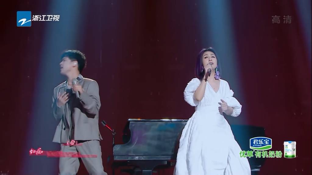楊千嬅 雖然係合唱，但楊千嬅好專注於自己的演唱部分，只在最後幾秒才和余佳運有對視。