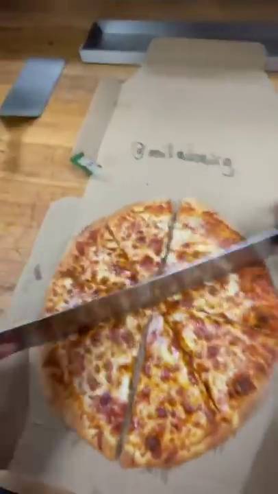 員工再將Pizza按平時的切法切成8塊，讓人幾乎看不出破綻。