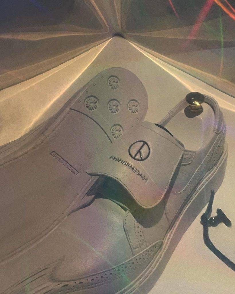 G-Dragon 波鞋鞋底印有雛菊圖案。