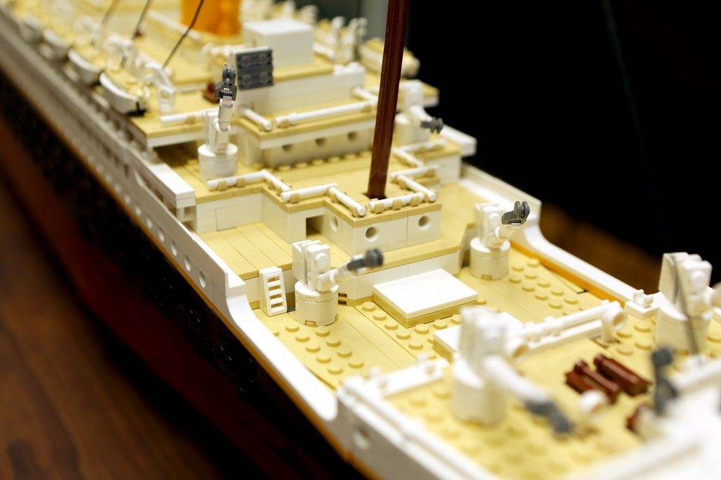 LEGO 甲板用色呈現年代感。