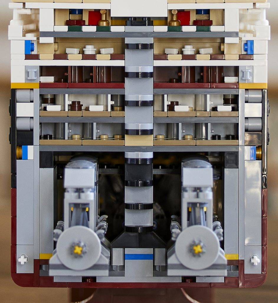 LEGO 上方的甲板層屬於頭等艙，以及相應設施。