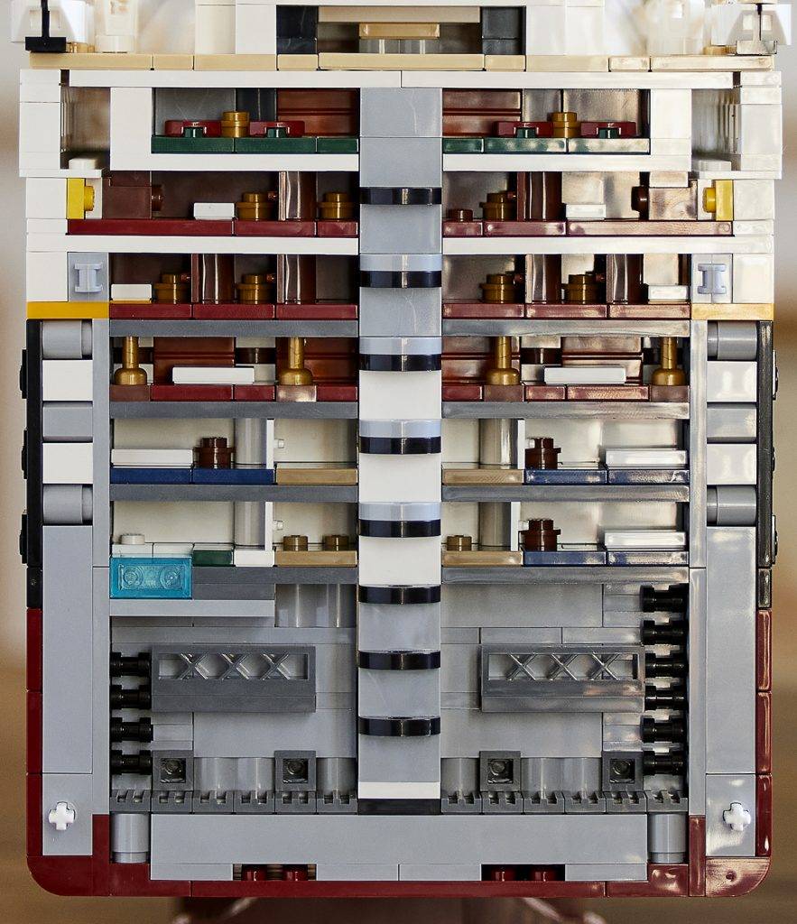 LEGO 較低層的甲板屬於二等和三等艙，顏色和磚粒代表的設施都明顯較為簡樸。