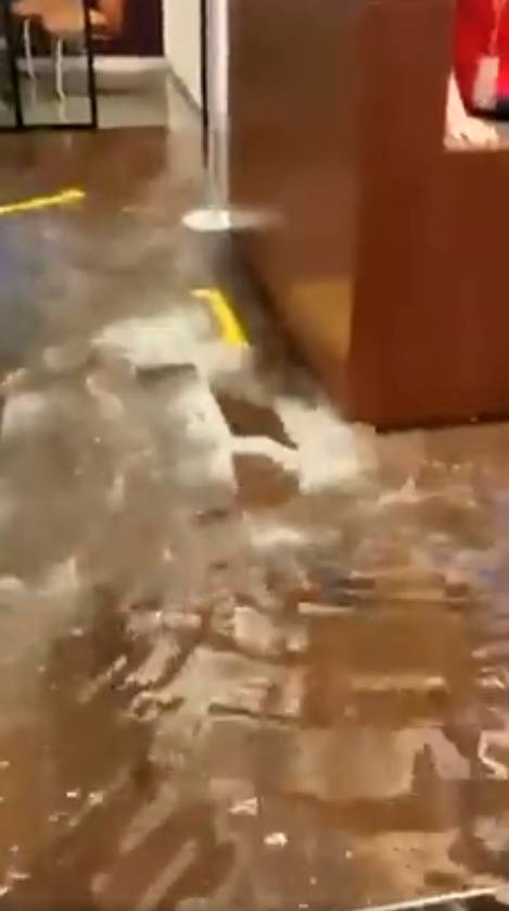 有網友拍到有銀行的地板被沖到裂開（圖片來源：西環變幻時）
