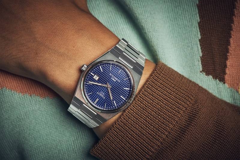 TISSOT PRX Powermatic 80 自動腕錶既富有復古美，又不失時尚年輕感，絕對經得起時間考驗。搭配任何服飾或出席各種場合，一樣合襯又唔搶鏡。