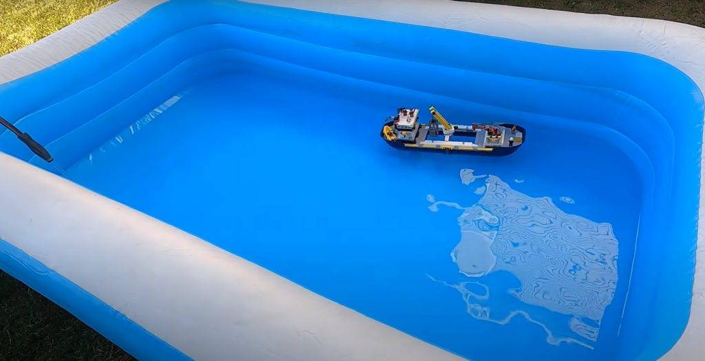 LEGO 60266 海底勘探船順利浮在水上。