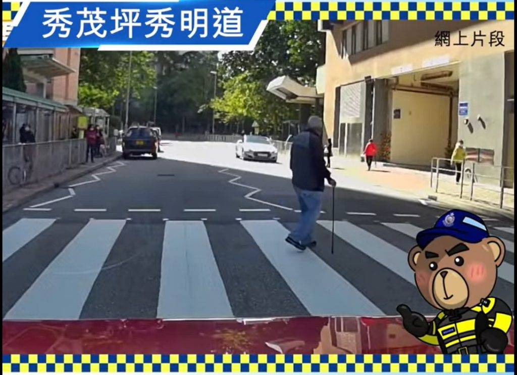 老翁已經過了一半斑馬線，遠處有一架銀色Tesla駛近。（圖片來源：FACEBOOK@香港警察）