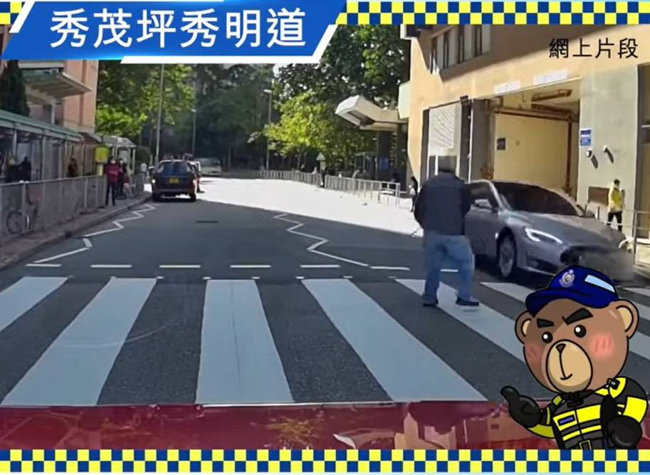 汽車在老翁面前近距離掠過。（圖片來源：FACEBOOK@香港警察）