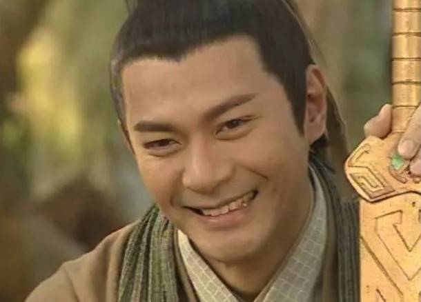 江華 在《尋秦記》飾演一人分飾兩角「連晉 / 嫪毐」，奸到出汗但對宣萱一往情深。
