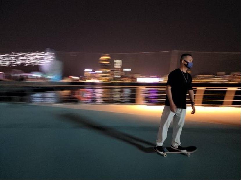 Samsung Galaxy s22 規格 晚間時分試拍滑板滑行畫面。