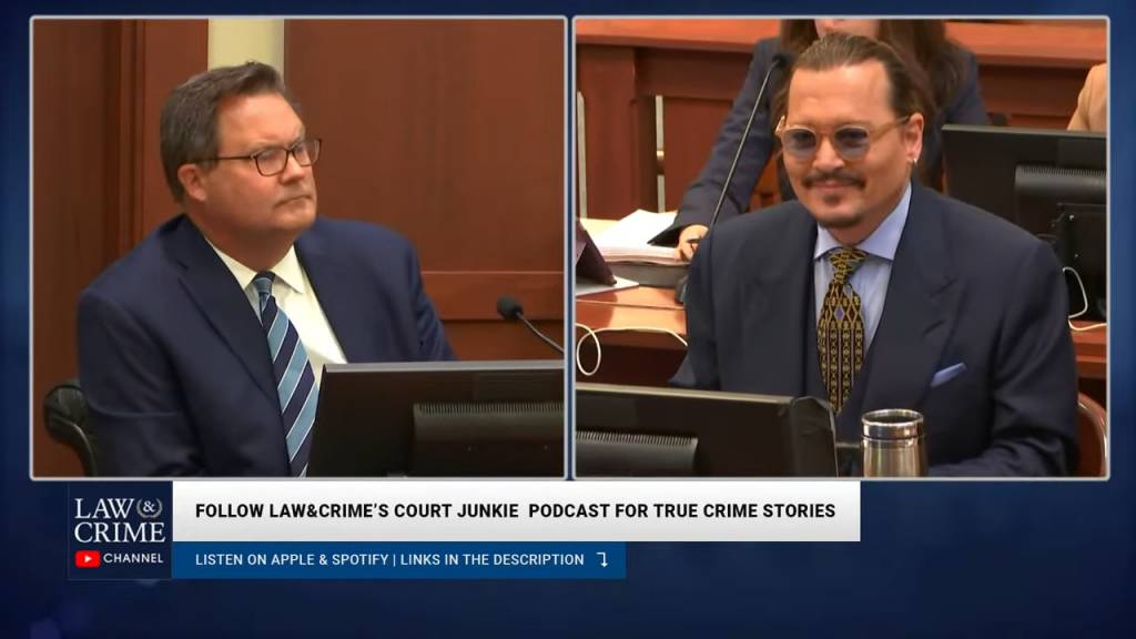 Johnny Depp官司 Johnny Depp對於專家證人都笑笑的。