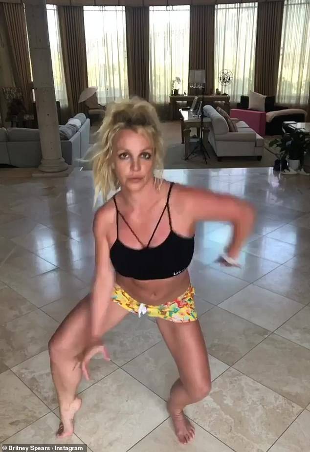 Britney Spears 影片中的Britney動作都極詭異