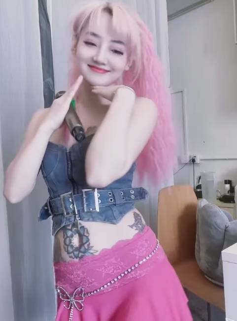 中年好聲音 屯門娜娜 娜娜轉形象一頭粉紅色長髮，仲進軍YouTube。