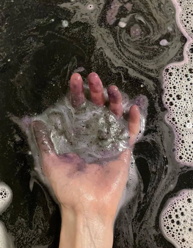 韓素希最新的一個post中，更post上一張手浸在一黑紫色的水中