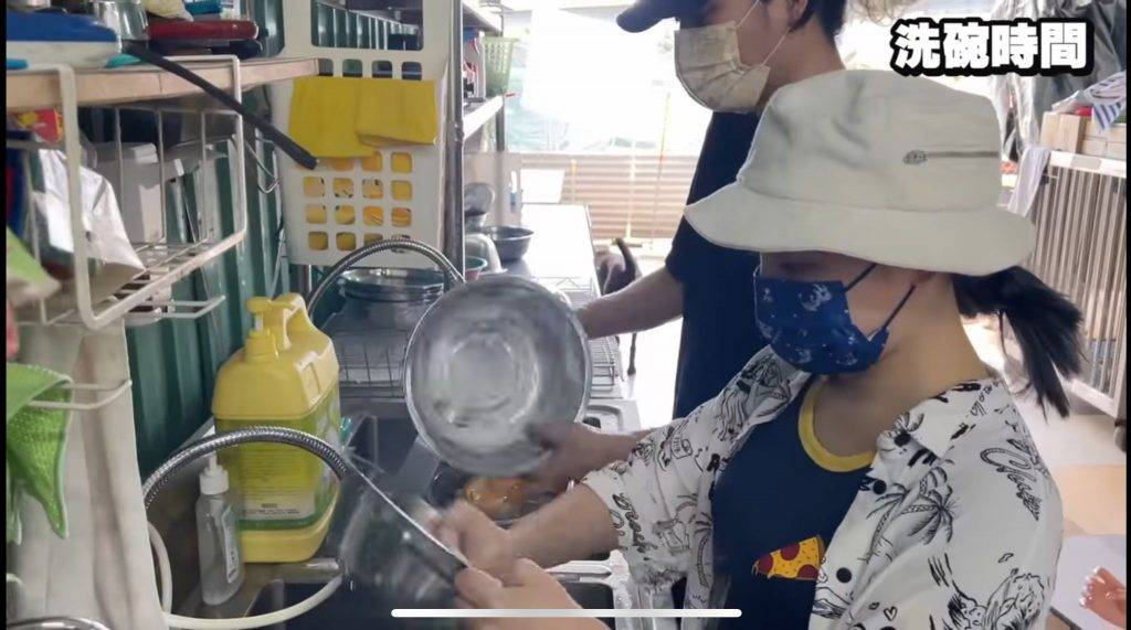 ArhoTV Sunny Sunny和Creamy幫忙洗碗。