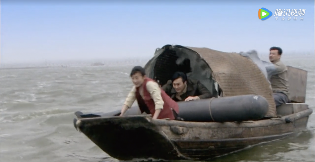 張智霖 Chilam和蛙女在艇上大戰日軍，嗰支兩個人咁高嘅魚雷安然放在艇上唔會沉！