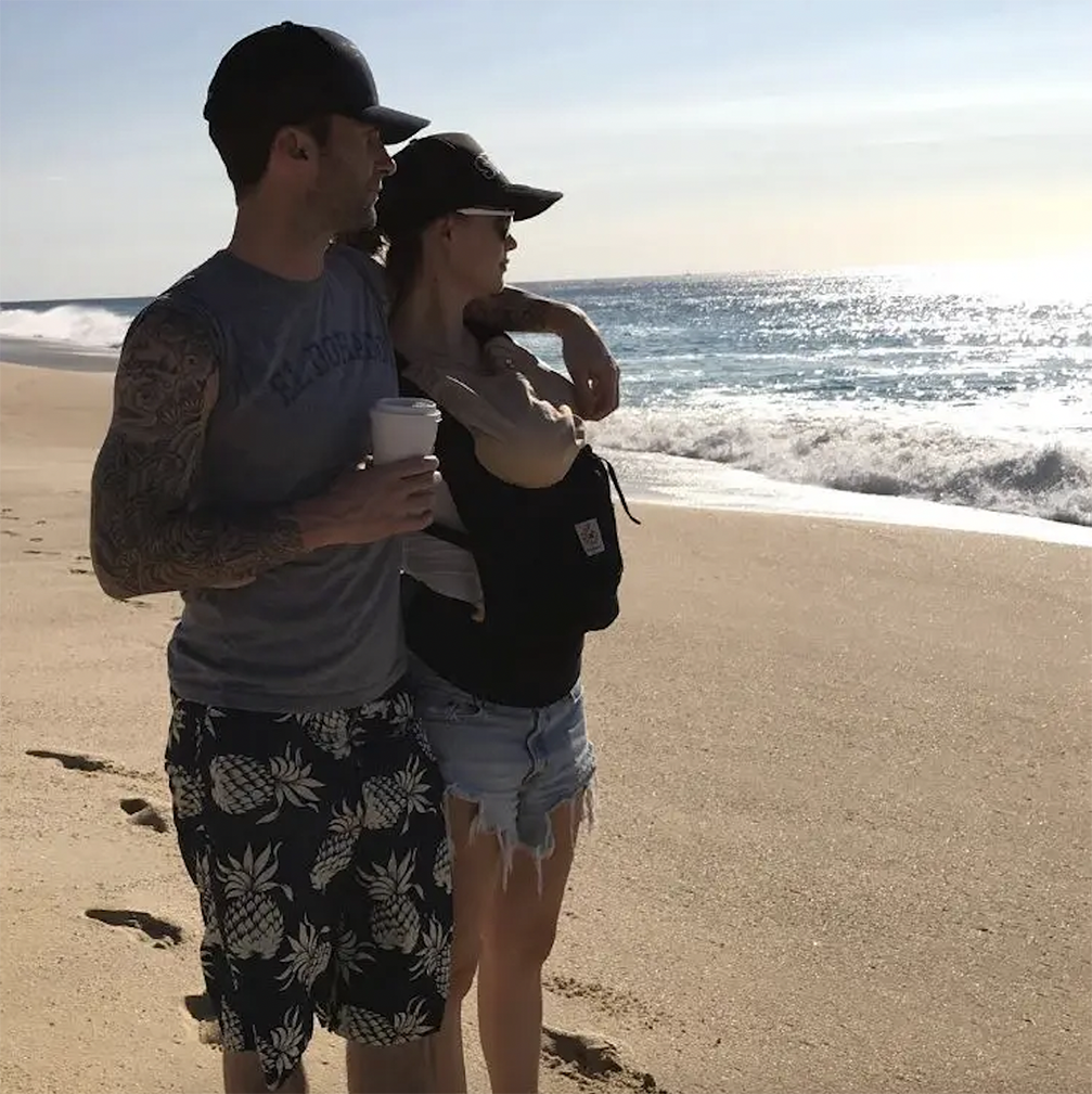 Maroon 5 兩人狀甚恩愛，Adam仲會陪妻女行沙灘。