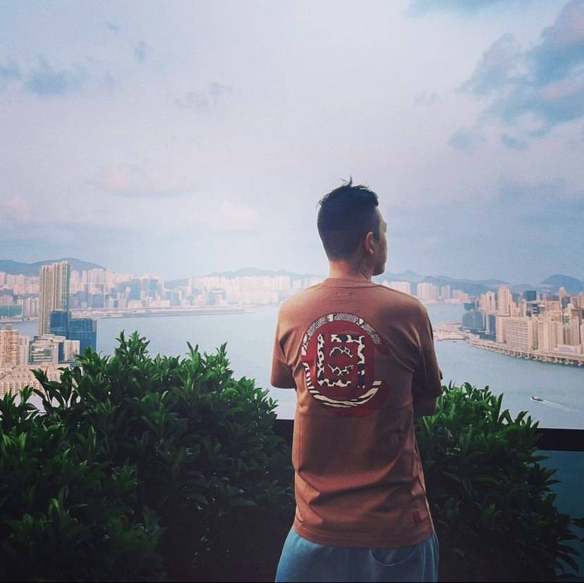 陳冠希 陳冠希日前po出背影照表示自己又在香港了，背面睇有啲發福。
