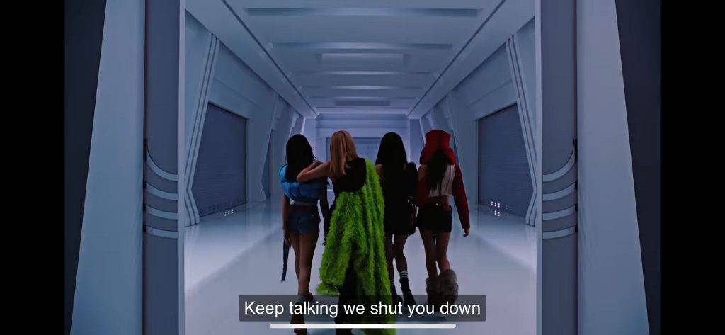 BLACKPINK 《Shut Down》MV背對走的一幕。