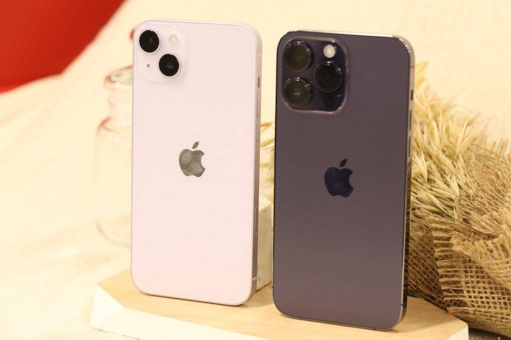 平民價iPhone 14 Plus iPhone 14 Plus 左：iPhone 14 Plus 右：iPhone 14 Pro Max