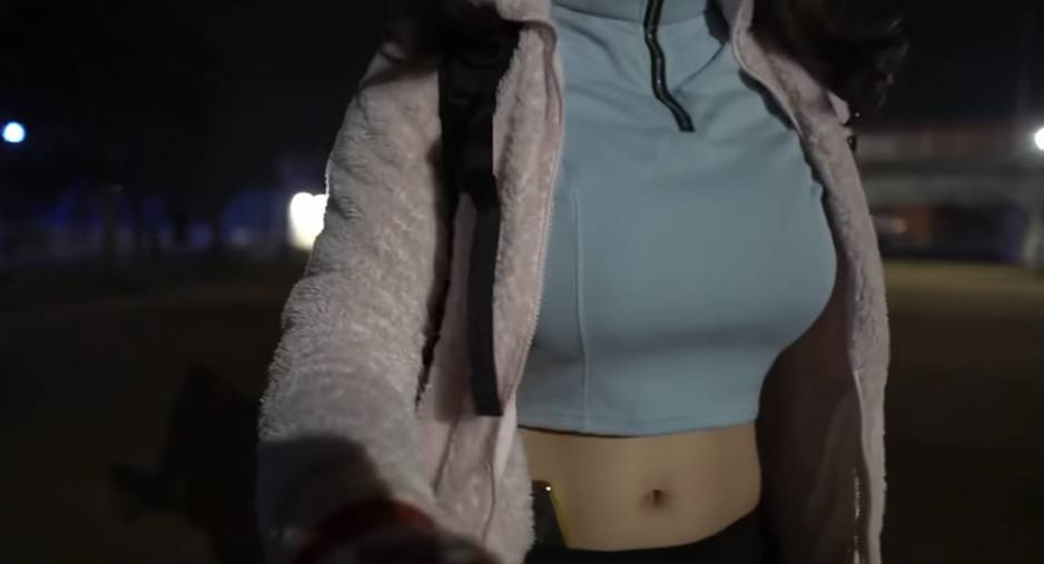 日本youtuber 運動 日本youtuber 千春（むね肉ちはる） 日本youtuber 千春超近拍攝自己的胸部和腰部。